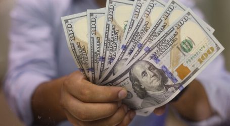 El dólar operó a la baja pero se mantuvo por sobre los 800 pesos