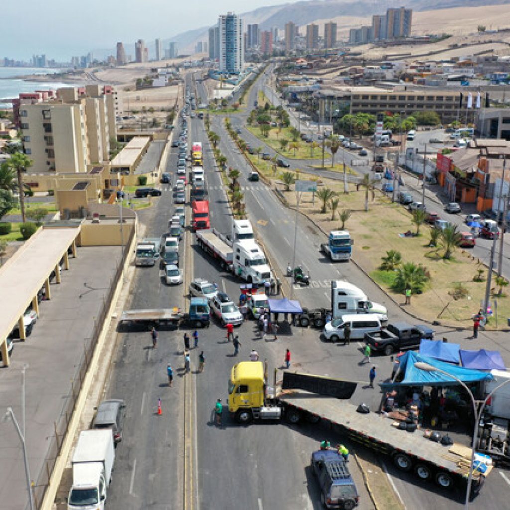 Camioneros mantienen bloqueadas rutas pese a acuerdo con el Gobierno