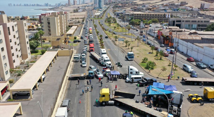 Camioneros mantienen bloqueadas rutas pese a acuerdo con el Gobierno
