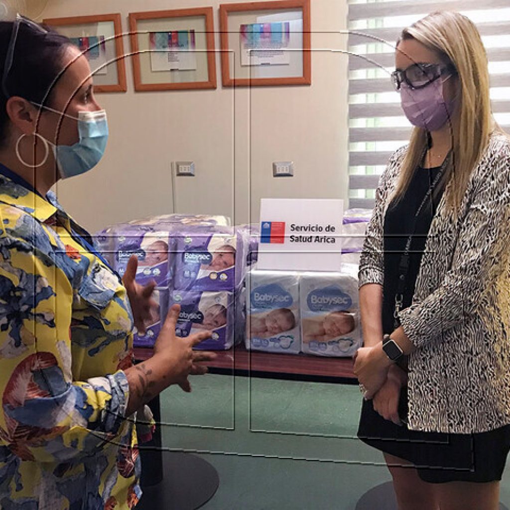 Seremi entrega pañales para bebés de madres migrantes en el Hospital de Arica