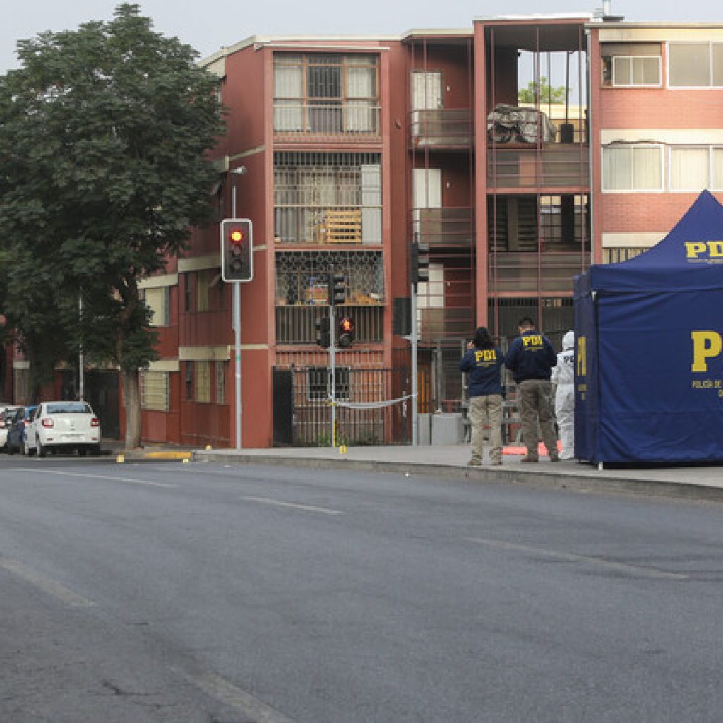 Investigan asesinato a puñaladas de hombre en el centro de Santiago