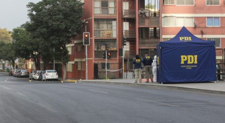 Investigan asesinato a puñaladas de hombre en el centro de Santiago