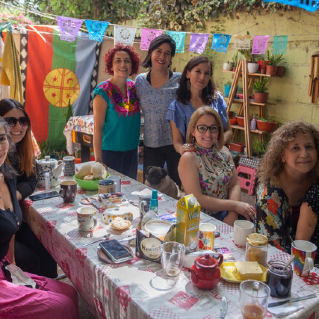 Mujeres de sindicato textil confeccionan la banda presidencial de Gabriel Boric