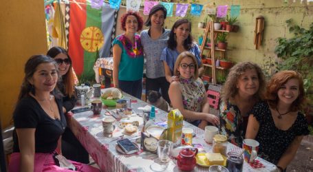 Mujeres de sindicato textil confeccionan la banda presidencial de Gabriel Boric