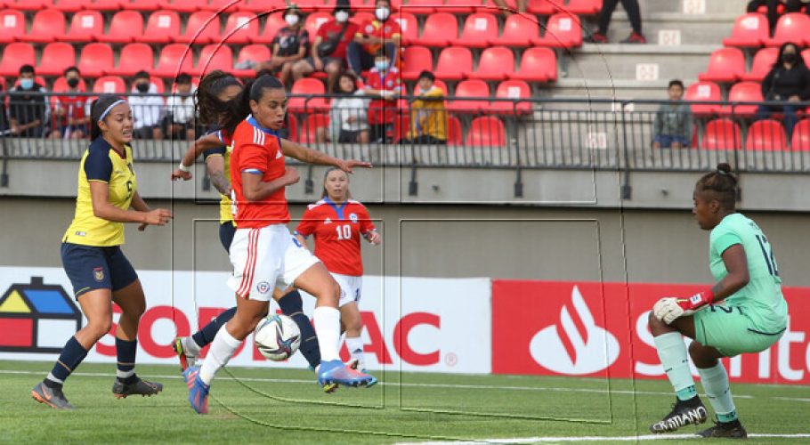 La 'Roja' femenina superó en la agonía a Ecuador en La Calera