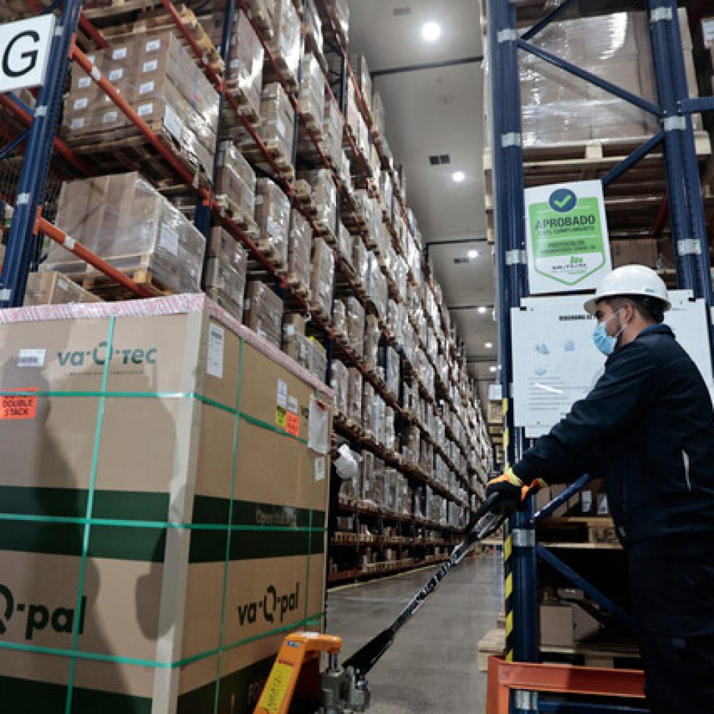 Piñera recibe 1,5 millones de vacunas Moderna y anuncia nuevas medidas