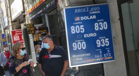 El precio del dólar inició las operaciones de este lunes sobre los 800 pesos