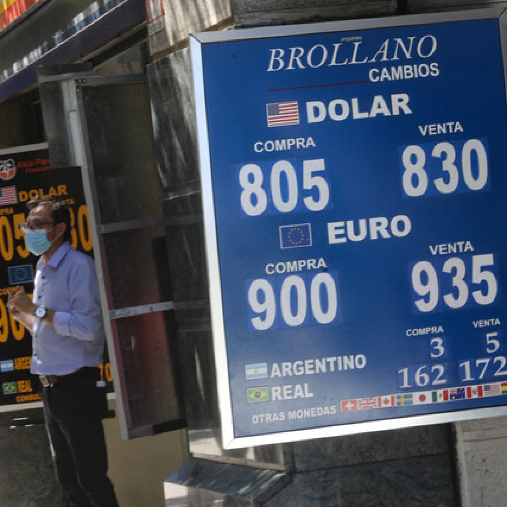 El dólar abre la sesión al alza y se mantiene sobre los $810