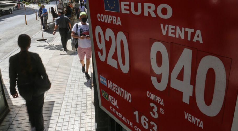 El precio del dólar opera con fuerte alza y superó los 810 pesos en Chile