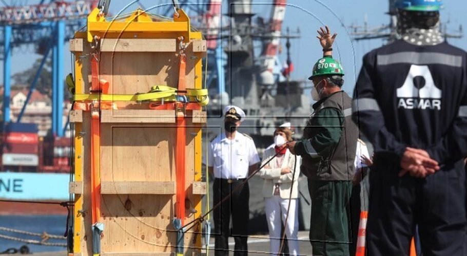 Embarcan Moai Tau en Valparaíso para su viaje a Rapa Nui