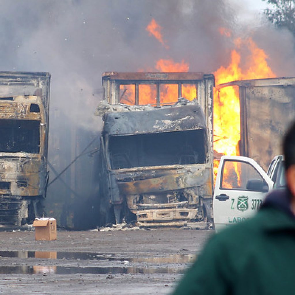 Encapuchados queman 18 camiones en ataque incendiario en Mariquina