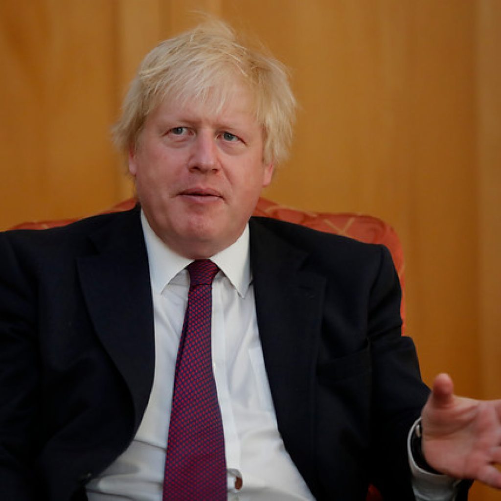 Ucrania: Boris Johnson condena el reconocimiento de Donetsk y Lugansk