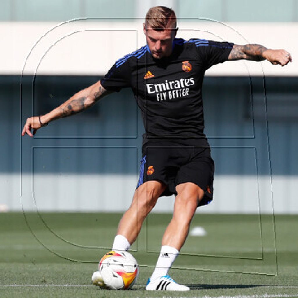 Toni Kroos entrena con el Real Madrid a un día del partido ante el PSG