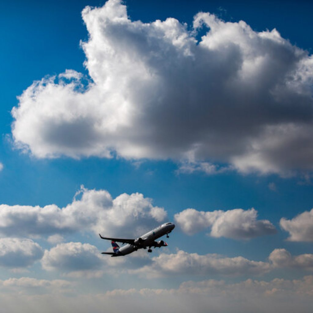Avión con más de 130 personas a bordo se estrella al sur de China