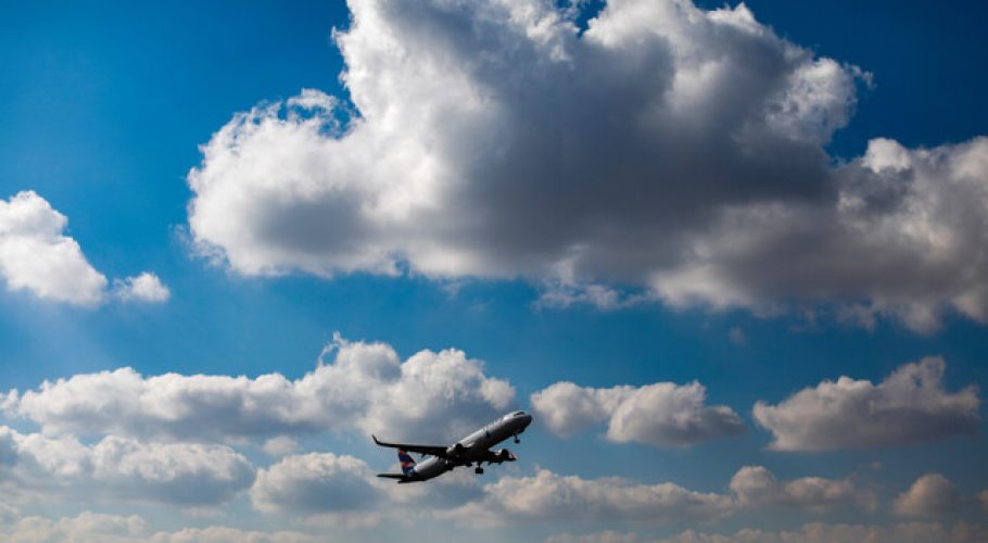 Avión con más de 130 personas a bordo se estrella al sur de China