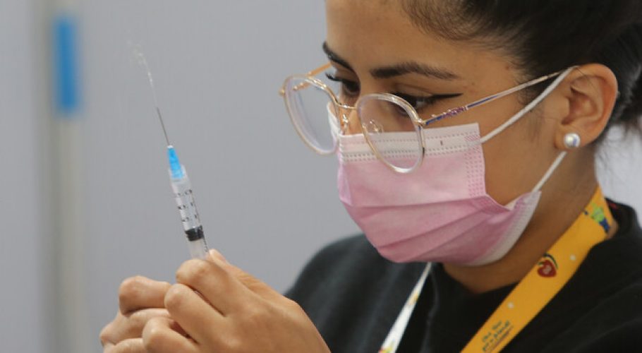 Estudio CoronaVac indica que vacuna es segura y protege a niños contra variantes