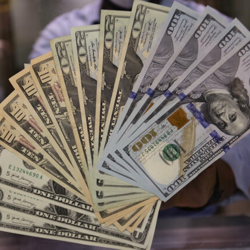 El dólar inicia la sesión de este viernes operando sobre los 800 pesos