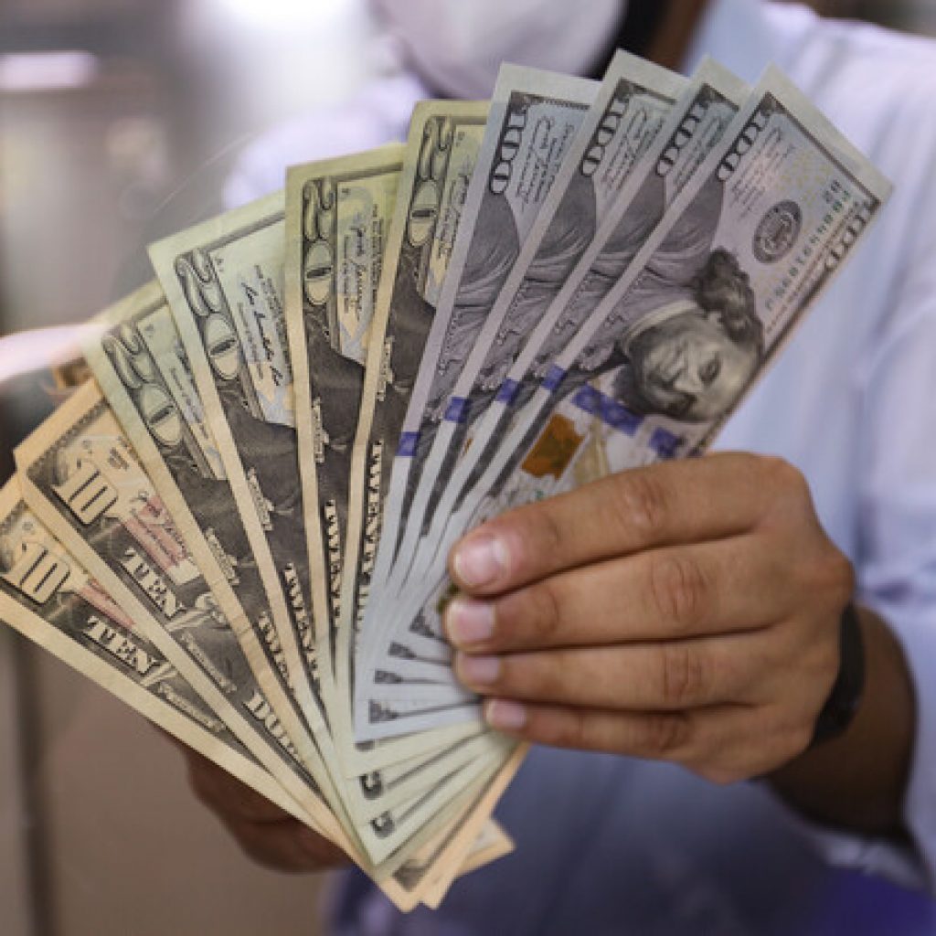 Precio del dólar finaliza la sesión del lunes cotizando por debajo de los $800