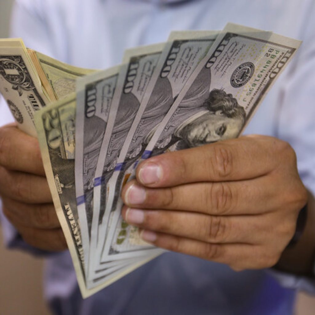 Precio del dólar inició las operaciones cotizándose en 811 pesos