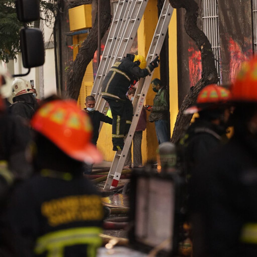Al menos 9 viviendas afectadas por incendio en el centro de Santiago