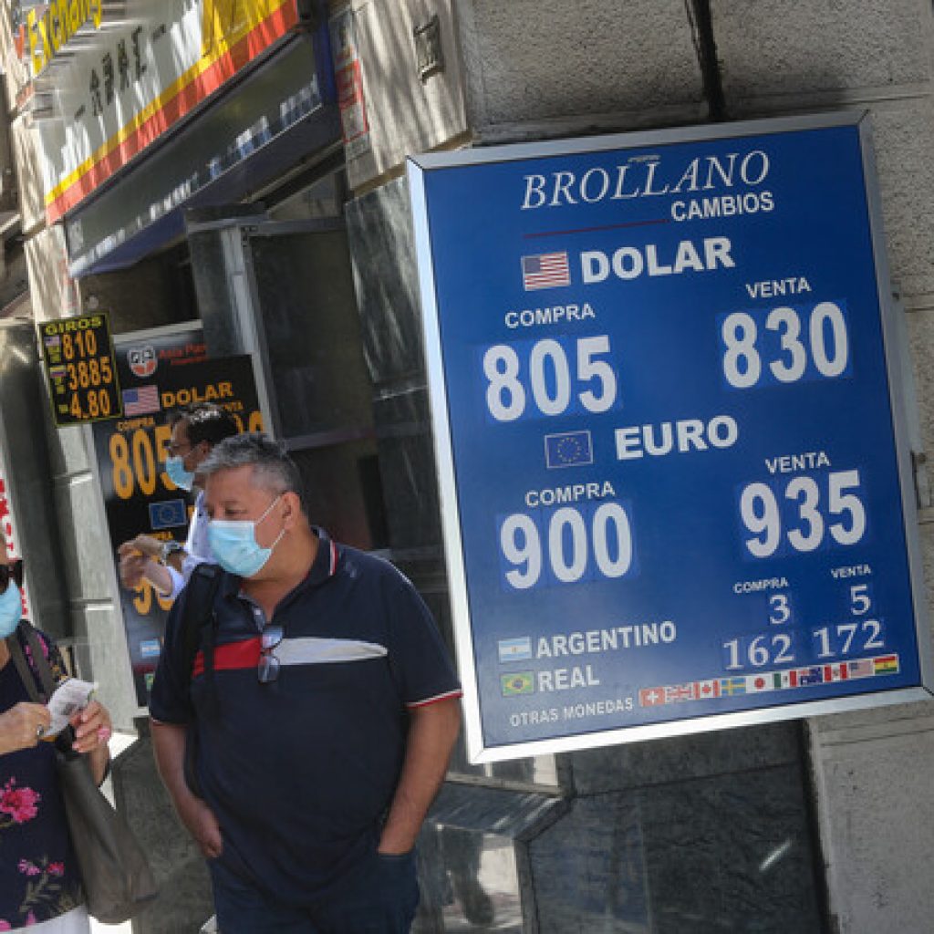 El dólar cierra la sesión de este viernes sobre la línea de los 800 pesos