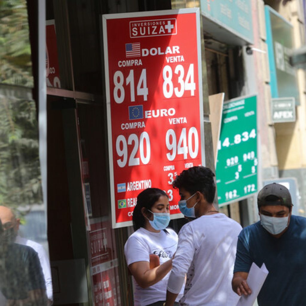 El dólar cerró la sesión de este lunes por sobre los 810 pesos