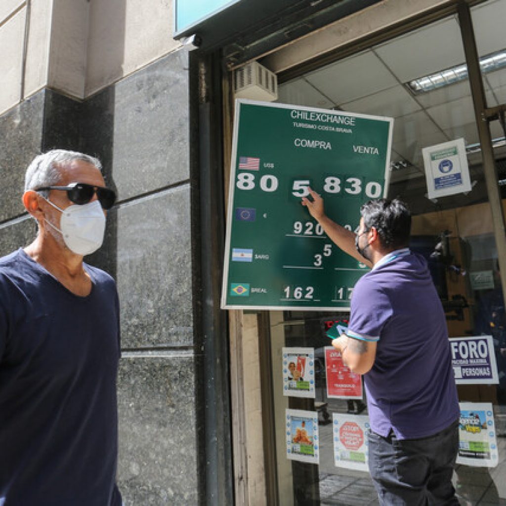 El precio del dólar se mantiene al alza y se acerca a los 810 pesos