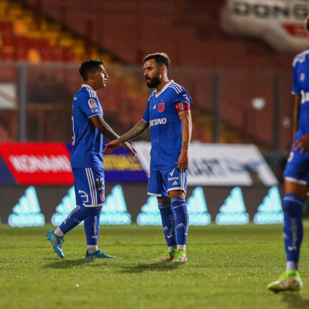 Hinchas de U. de Chile rayan muros y portones del estadio Santa Laura