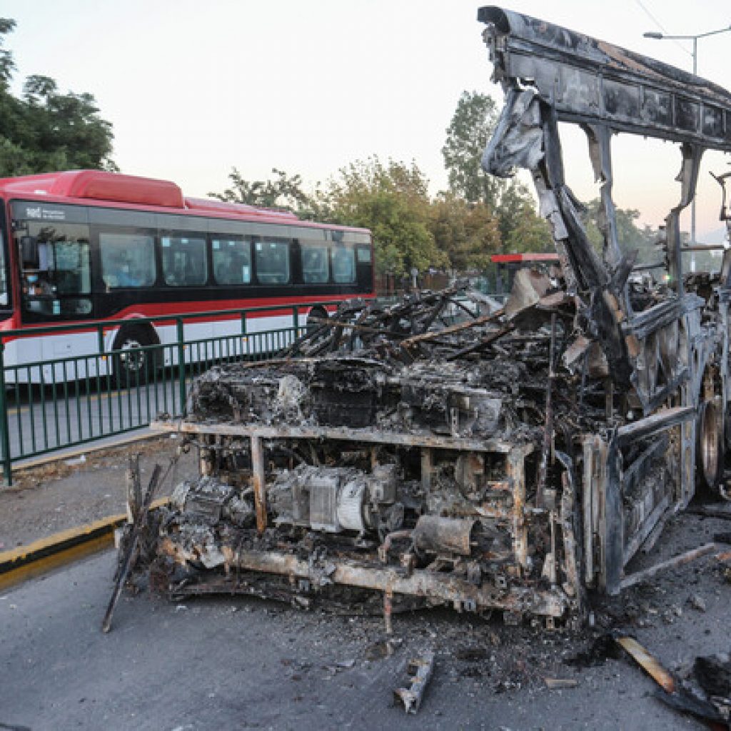 Incendian tres buses del transporte público en la comuna de Peñalolén