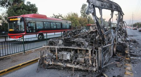 Incendian tres buses del transporte público en la comuna de Peñalolén