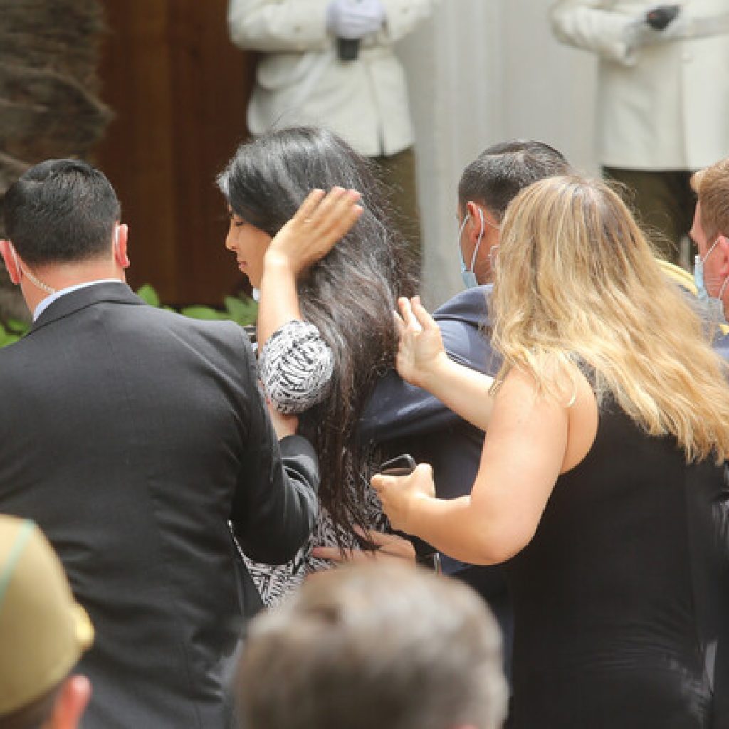 Mujer arroja agua al Presidente Piñera tras ceremonia en La Moneda