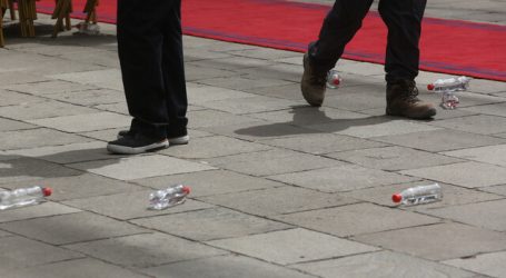 Gobierno lamentó incidente en que mujer lanzó agua a Piñera
