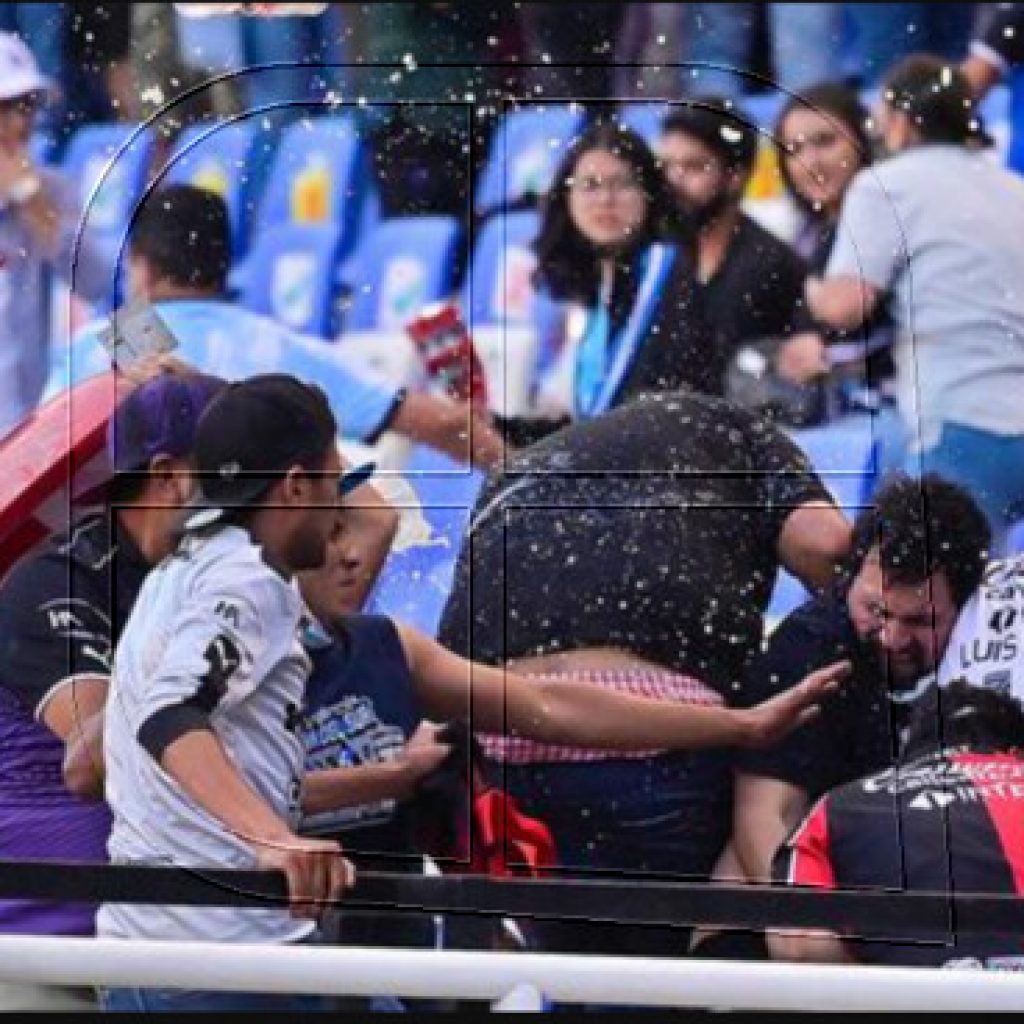 Batalla campal entre hinchas del Querétaro y el Atlas deja al menos 22 heridos