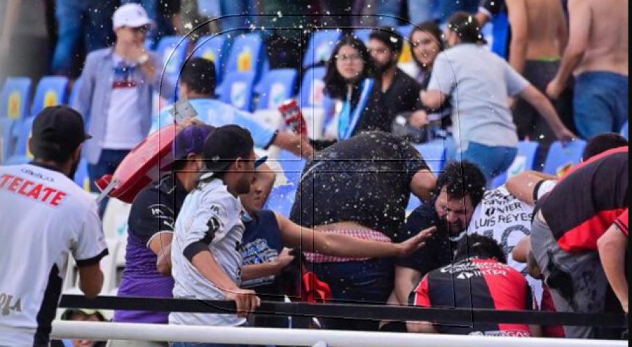 Batalla campal entre hinchas del Querétaro y el Atlas deja al menos 22 heridos