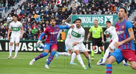 España: Enzo Roco disputó todo el partido en derrota de Elche ante FC Barcelona