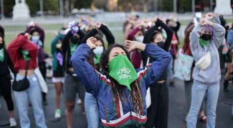 Mujeres se manifestaron frente a La Moneda en la previa del 8M