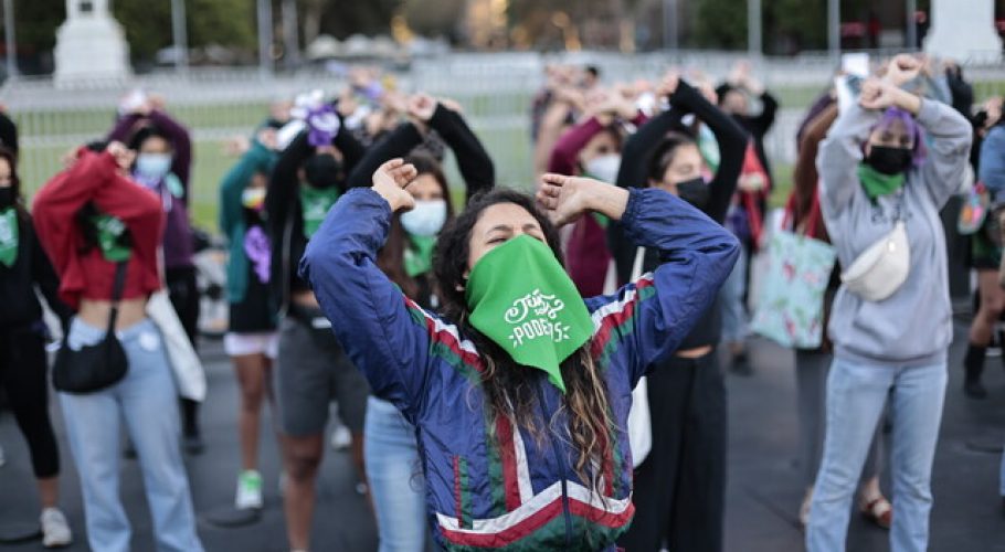 Mujeres se manifestaron frente a La Moneda en la previa del 8M