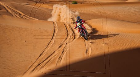 Cornejo termina la etapa del Rally de Abu Dhabi manejando con una mano