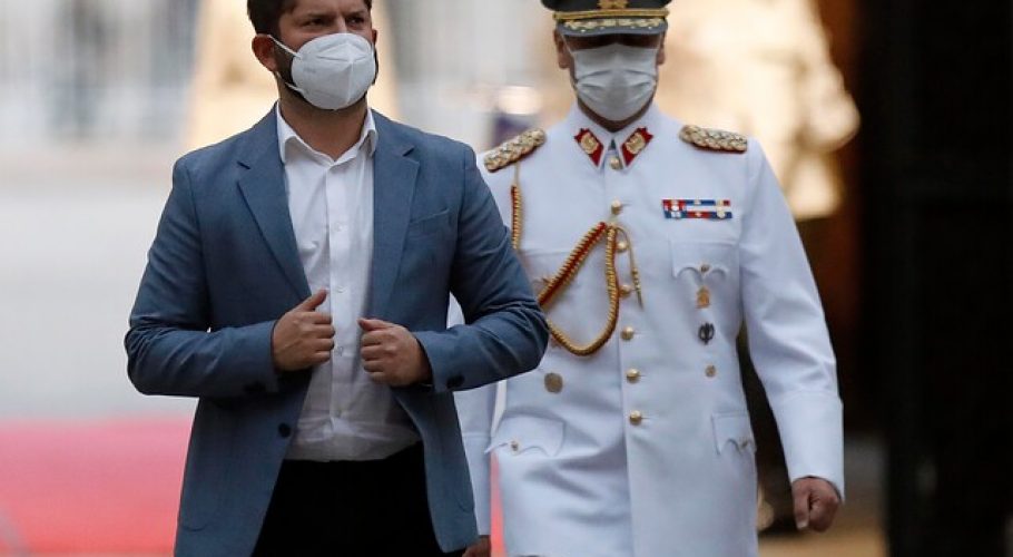 Cadem: 57% tiene una imagen muy positiva/positiva del Presidente Boric