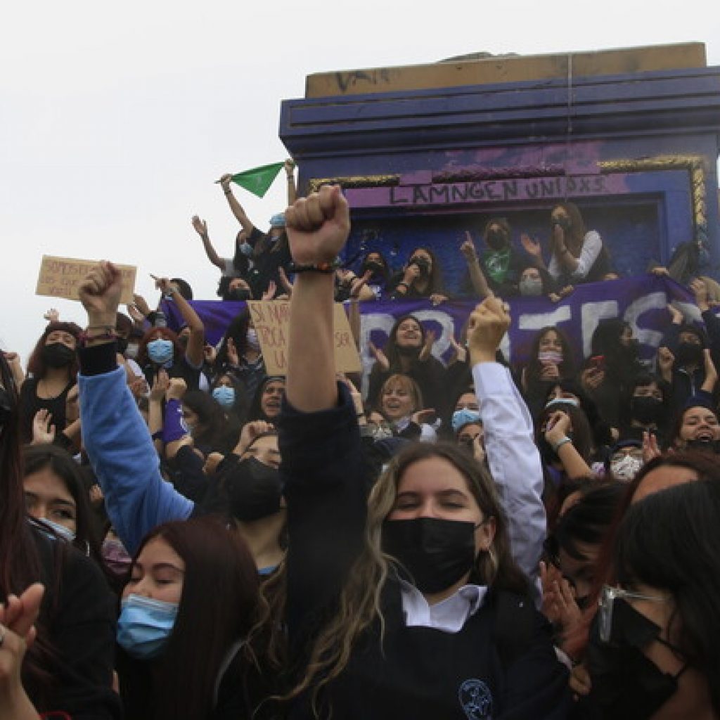Estudiantes secundarias marchan al Mineduc ante casos de violencia sexual