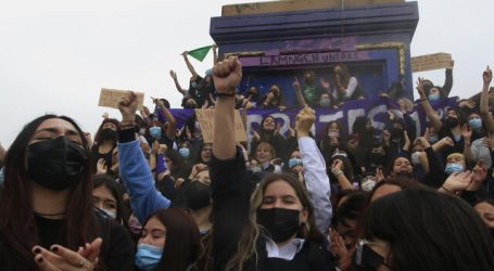 Estudiantes secundarias marchan al Mineduc ante casos de violencia sexual