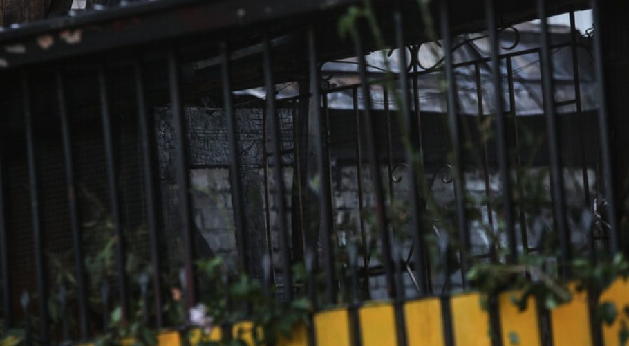 2 adultas mayores murieron en incendio que consumió 3 casas en La Pintana