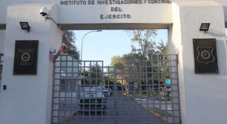 Detienen a empleado por posible participación en robo de armas