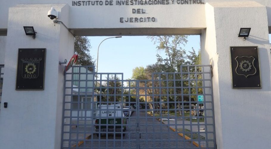 Detienen a empleado por posible participación en robo de armas