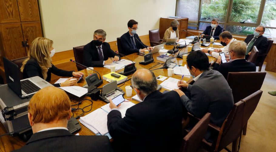 Senadores apuntan a recuperar los equilibrios económicos al menor costo posible