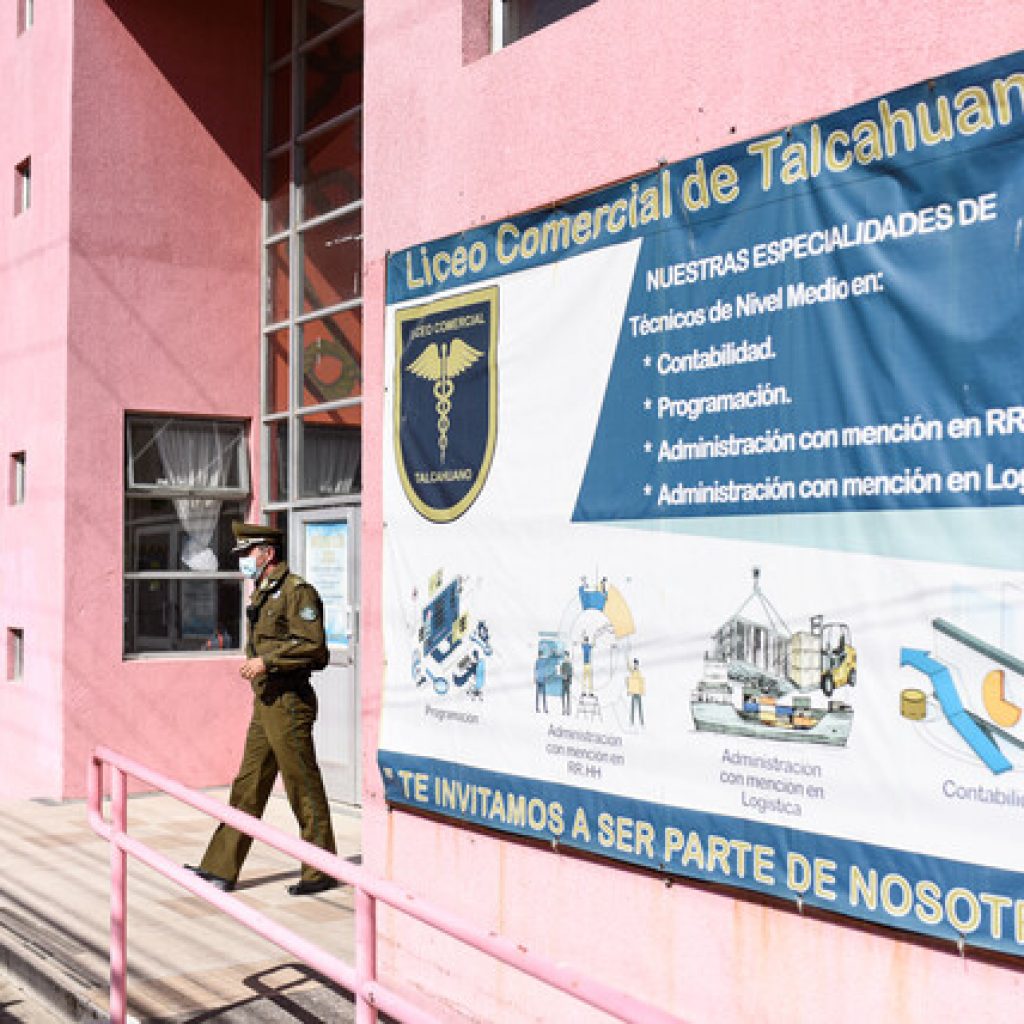 Detienen a apoderada acusada de apuñalar a profesor en liceo de Talcahuano