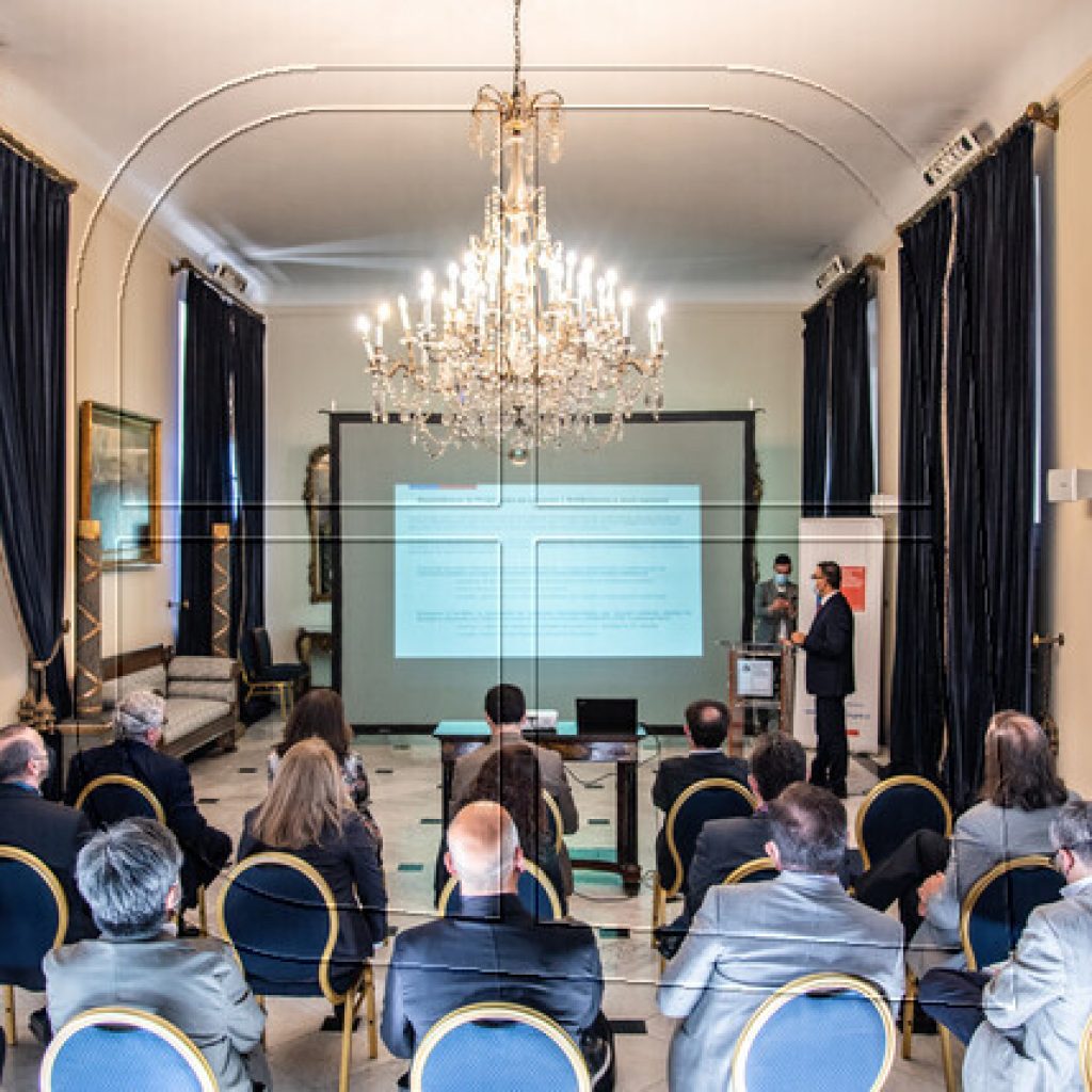 Autoridades conocen iniciativa que busca retomar manufactura de vacunas en Chile