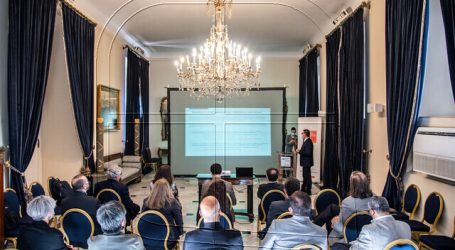 Autoridades conocen iniciativa que busca retomar manufactura de vacunas en Chile