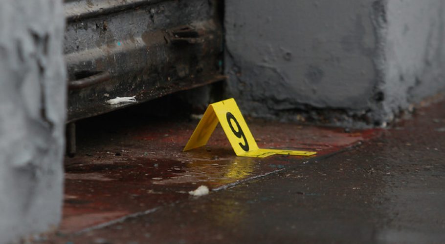 Hombre muere al ser baleado tras discusión en cité de Santiago Centro