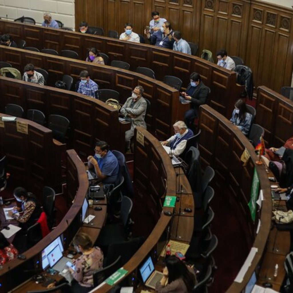 CC: Comunas autónomas y limitación a reelección de alcaldes en propuesta